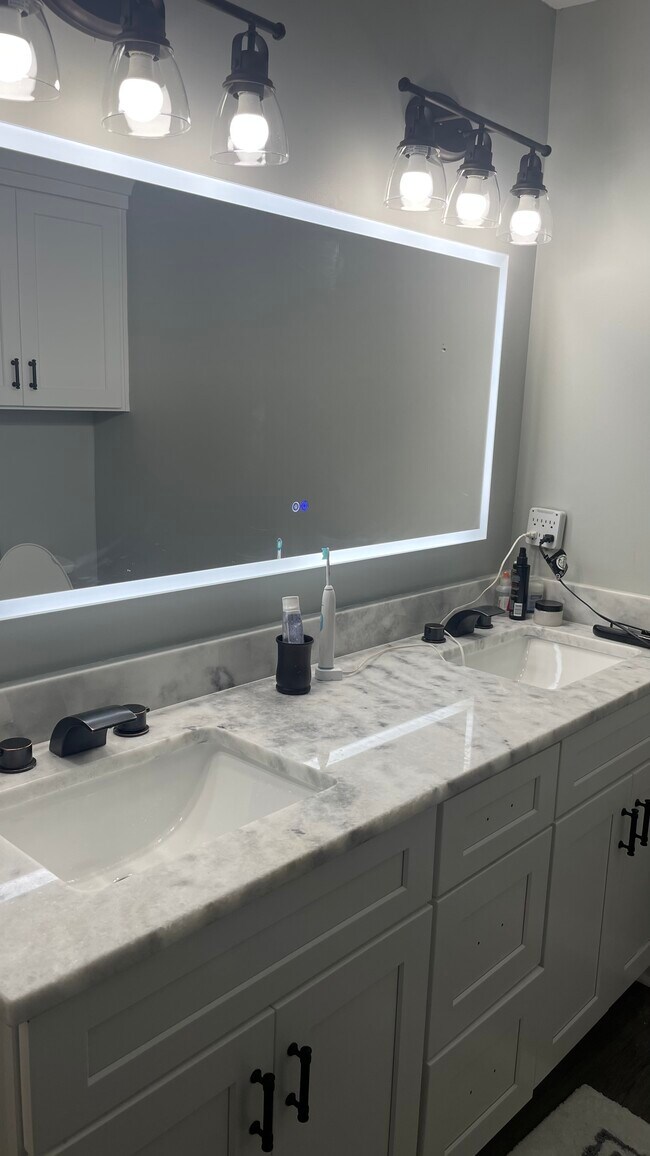 Building Photo - 6718 Deep Creek Dr