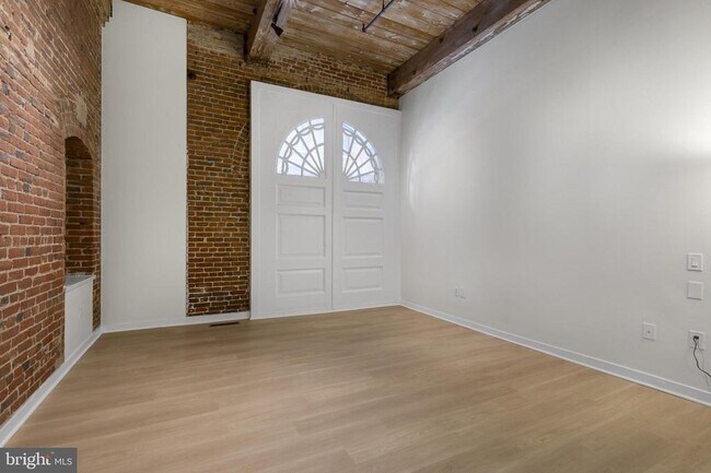 Building Photo - 303 Vine St