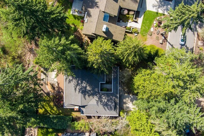 Building Photo - A Spacious Home in the Prestigious Sahalee...
