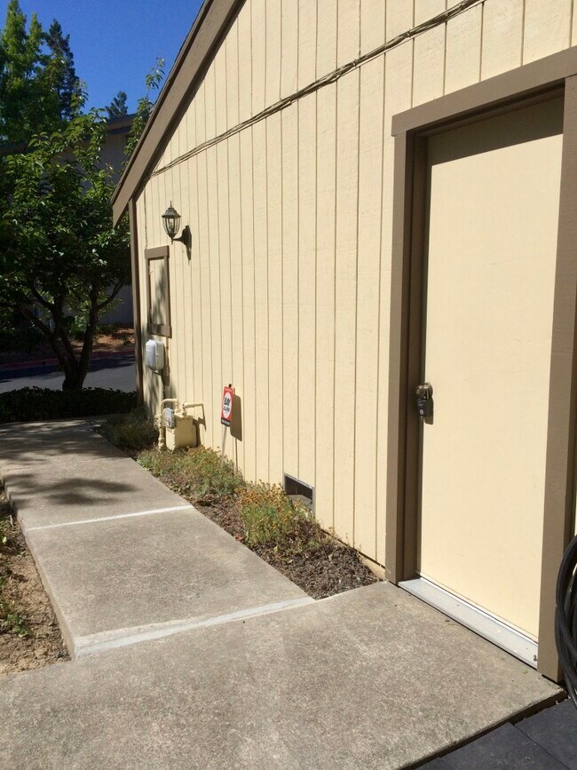 Building Photo - 2405 Deer Tree Ct