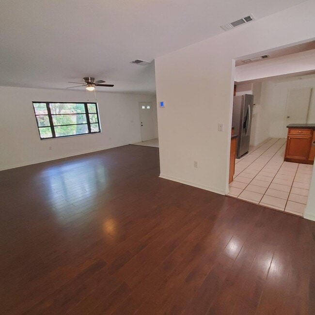 Building Photo - Location, convenience, comfort. This 4 bedroom plus den, 2 bath has it all!