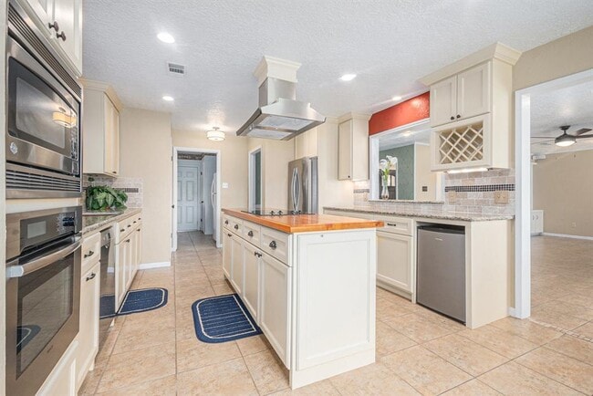 Building Photo - 16007 Brookvilla Dr