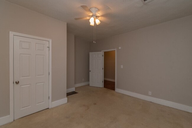 Building Photo - 4 bed/2 bath single-family home for lease ...