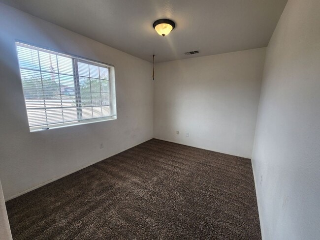 Building Photo - Nice 3 bedroom 2 bath