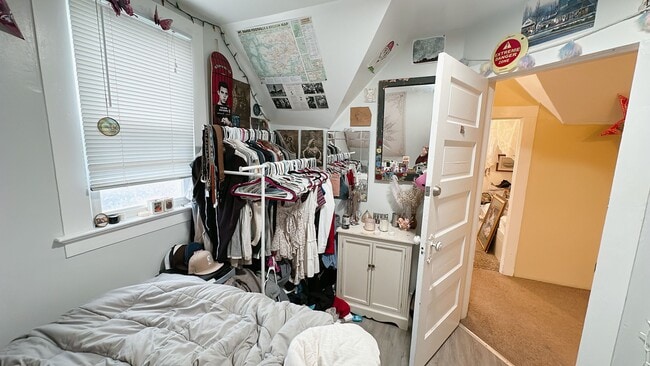 Building Photo - PRELEASE:  4+bdrm/1bath near WWU + Sehome Hill