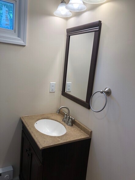 Full Bathroom - 33 Wells Ave