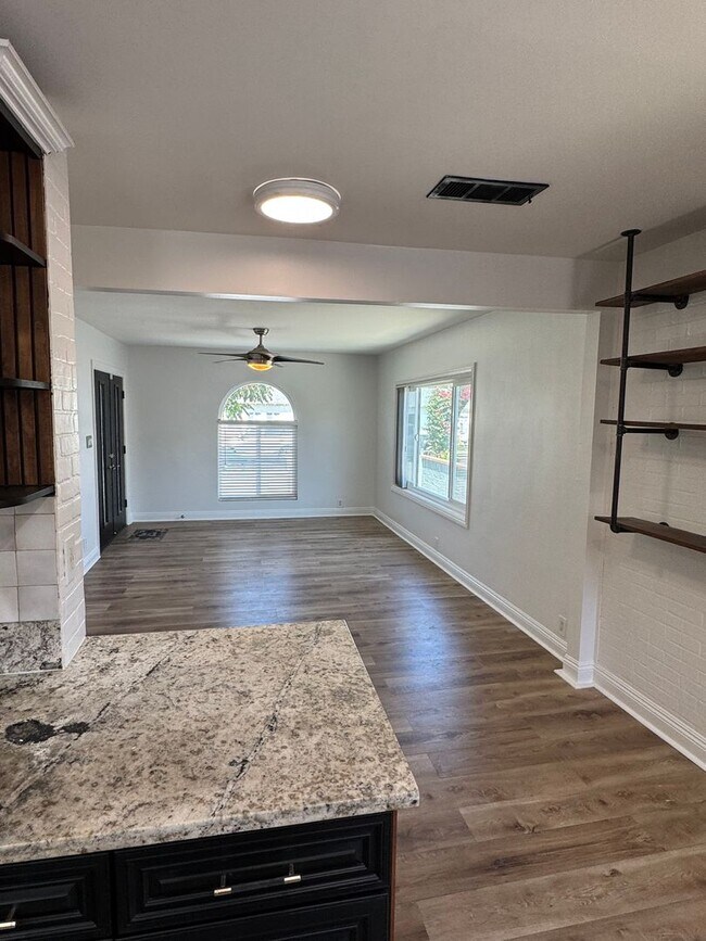 Building Photo - !! MOVE-IN SPECIAL !!  Bright Carson Front House Duplex with Modern Finishes