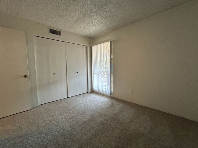 Building Photo - On the Lake, 2 Bed, 2 Bath, Great Views!
