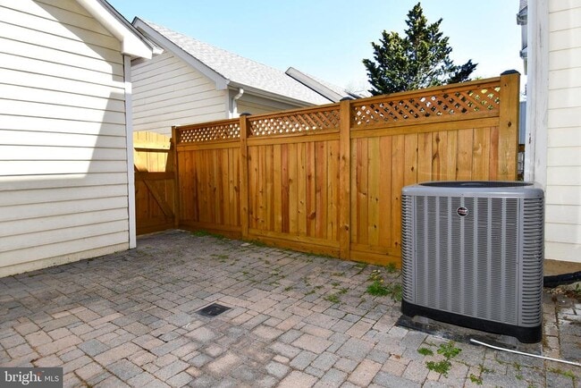 Building Photo - 301 Hillwood Ave