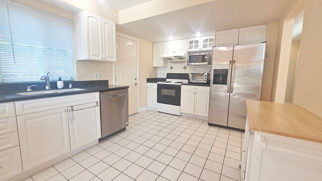 Building Photo - Mercer Island gem - 4 BD 2.5 Ba in Beautiful Mercer Island with new heat pump installed