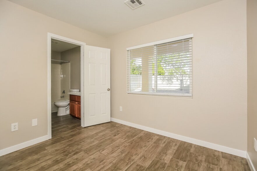 Building Photo - 5347 S Galanthus St