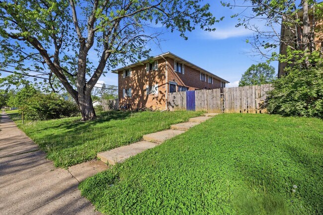 Building Photo - 1759 Lonsdale Rd