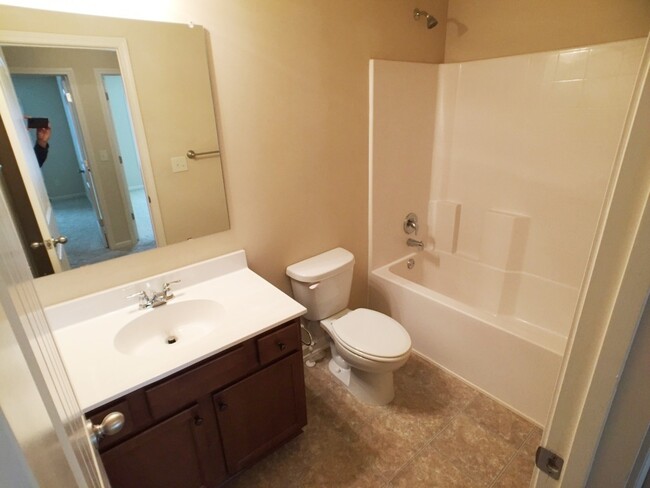 Building Photo - Modern 3BR Townhome - Swim/Tennis and More!