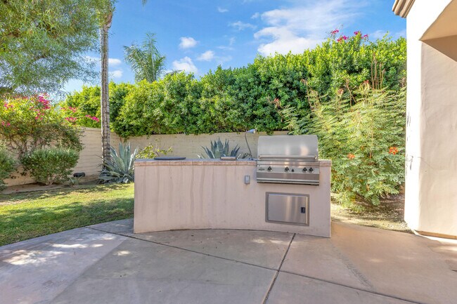 Building Photo - 35 Calle La Reina