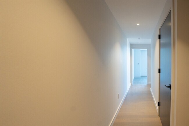 Building Photo - 55 Lagrange St