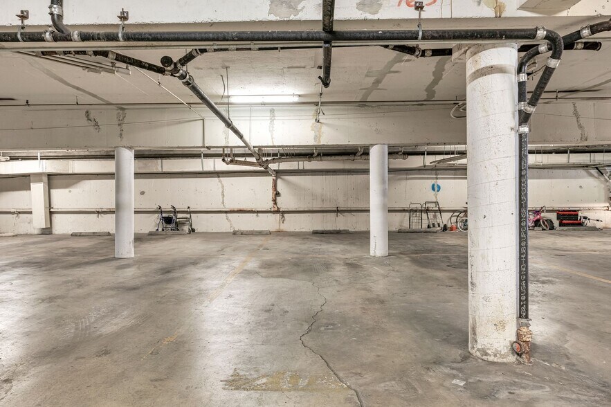 Building Photo - 4950 Louise Ave