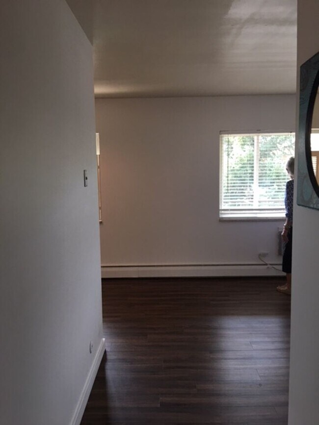 Building Photo - AMAZING LOCATION NEAR CAMPUS 2 Bed 1 Bath Condo-AVAILABLE NOW!