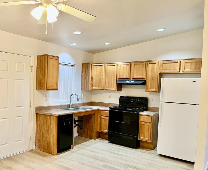 Building Photo - 4454 E 3rd St