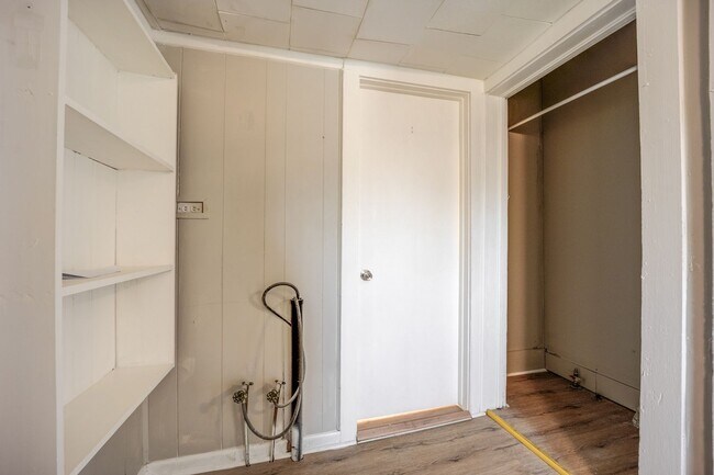 Building Photo - FREE MONTH RENT! Freshly Updated 3 Bedroom House