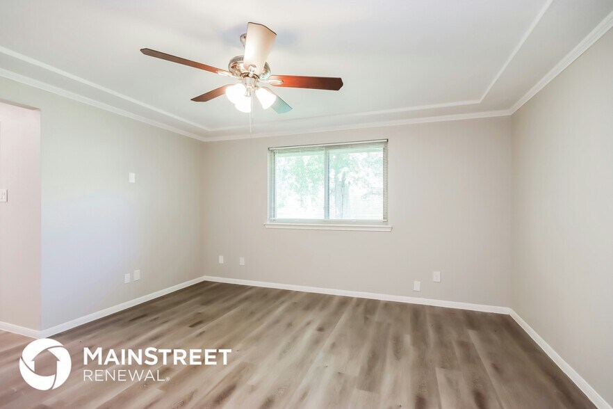 Building Photo - 8811 Oakleaf Forest Dr