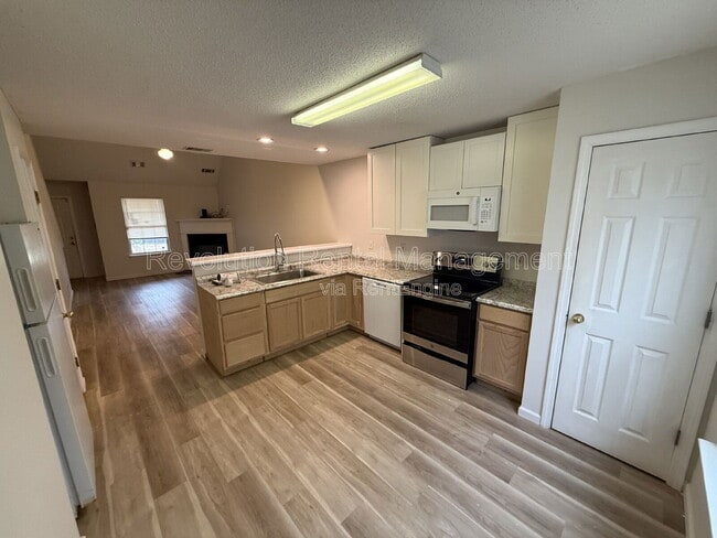 Building Photo - 3045 Lakeside Cir