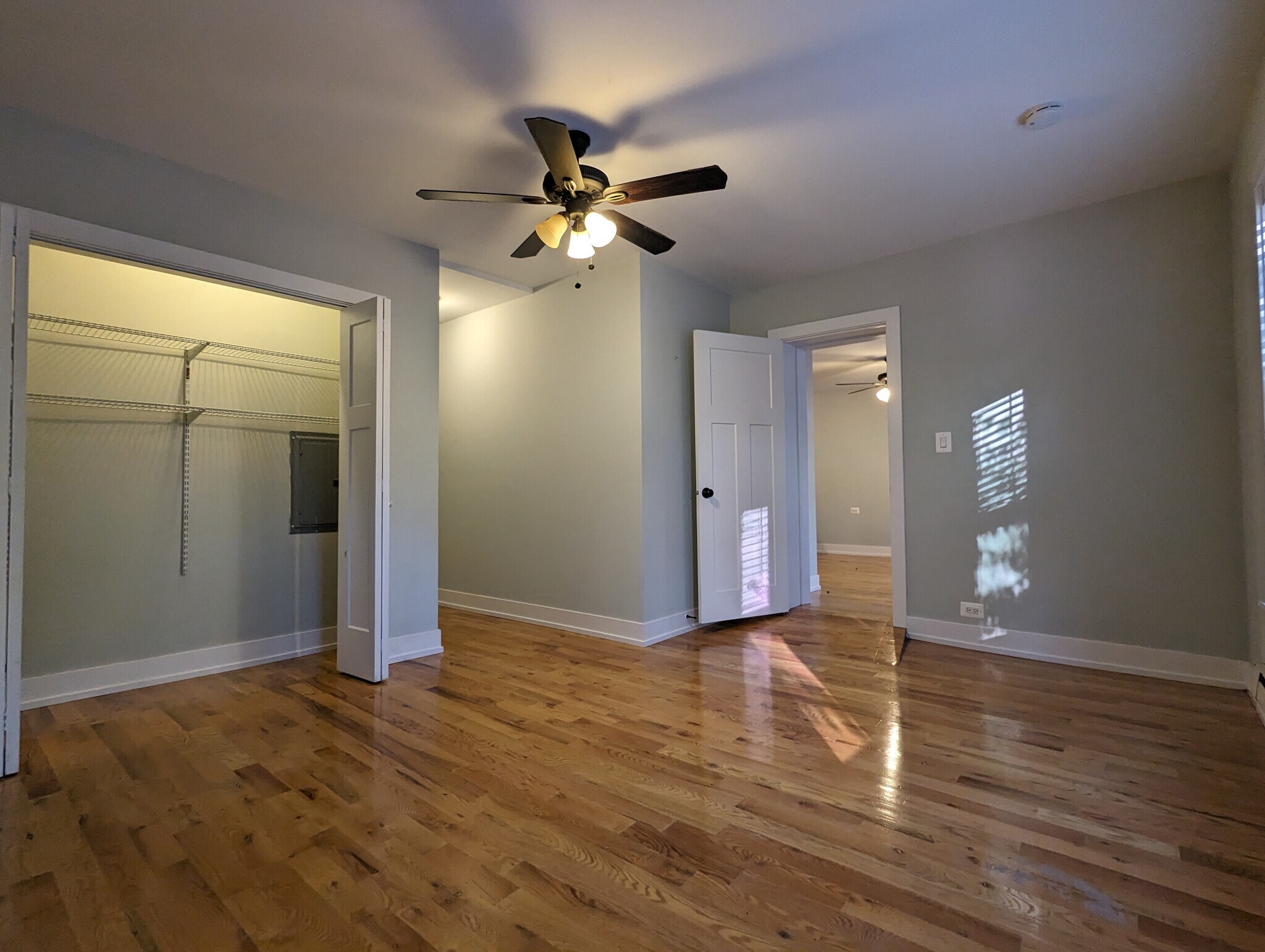 Building Photo - 813 W Cornelia Ave