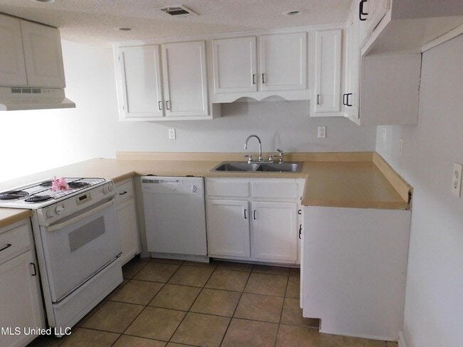 Building Photo - 8095 Martha Ann Ln