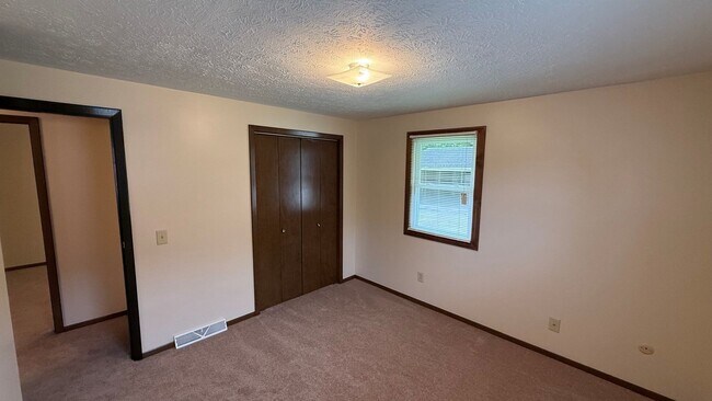 Building Photo - 2900 Thackeray Ave NW