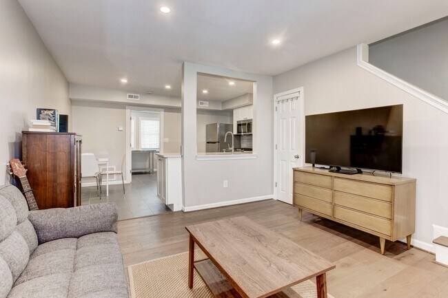 Building Photo - Trinidad Rowhome | 2 Bed | 1 Bath | 800 Sf | Large Fenced-In Front Porch & Fenced-in Backyard | 2...