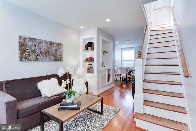 Building Photo - Gorgeous Renovated Rowhome | Walk to Colum...