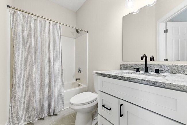 Building Photo - Beautifully renovated condo offering 3 Bed...