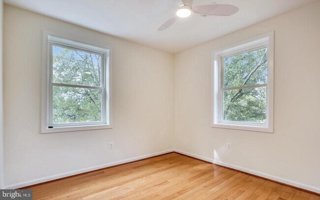 Building Photo - 900 N Garfield St