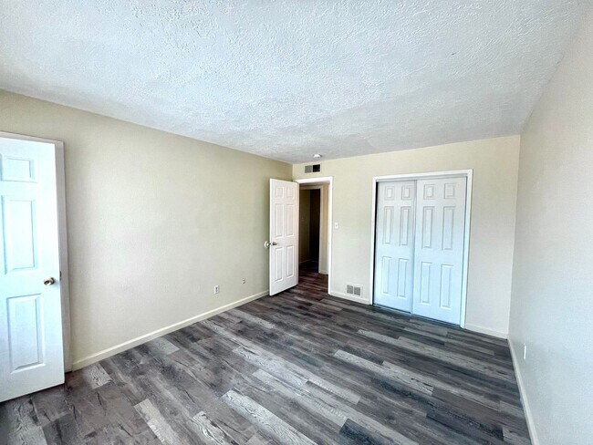 Building Photo - Move in Special! Bedroom 1.5 Bathroom 1 Car Garage