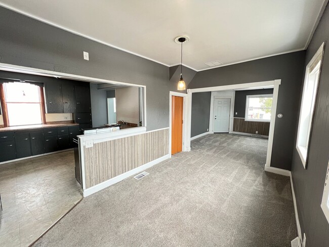 Building Photo - AVAILABLE JUNE - 4 Bed 1 Bath House in the...