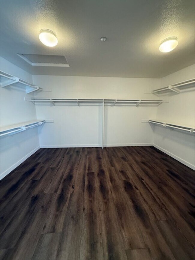 Building Photo - Very Nice 4 bedroom, 3 full bath home in much desired Lakeside neighborhood.