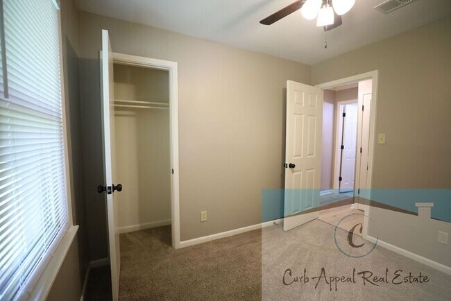 Building Photo - Recently renovated 3 bed 1 bath home with fenced yard!!