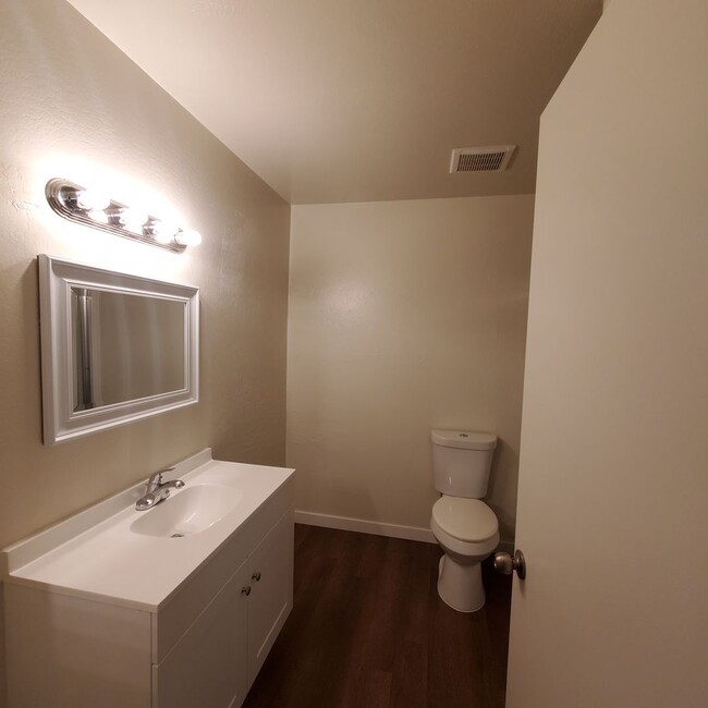 Building Photo - Remodeled 2bd/1ba 2 Story Condo Near Heart...