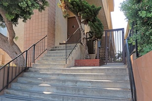 Building Photo - 2120 Vanderbilt Ln