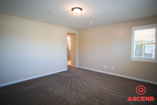 Building Photo - Glamorous Home in Seven Oaks Gated Community!