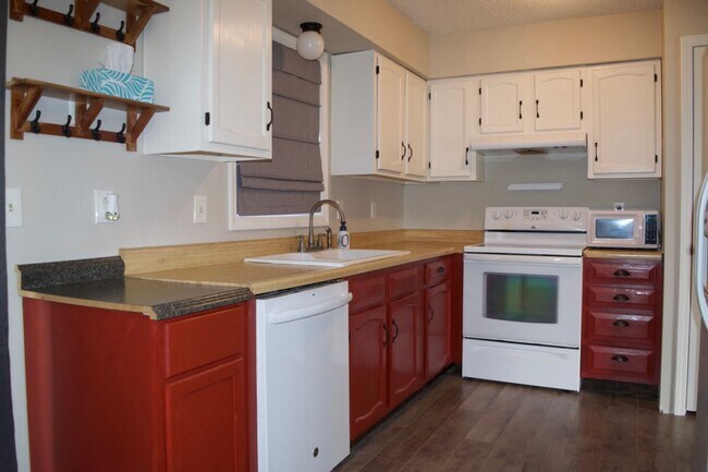 Building Photo - Great 3 Bed 2 Bath House!