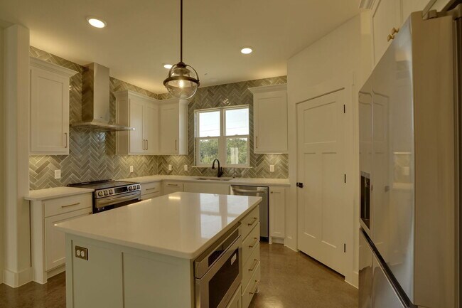 Building Photo - 302 Red Bird Ln