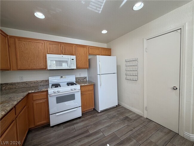 Building Photo - 10381 Coyote Cub Ave