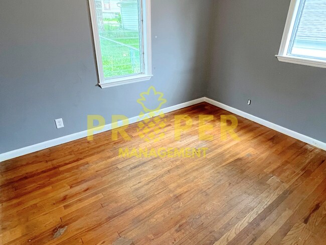 Building Photo - 3 bedrooms 1 bathroom house for rent