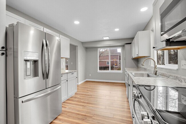 Building Photo - 5 bedroom, 3 1/2 bath home with attached 2 car garage