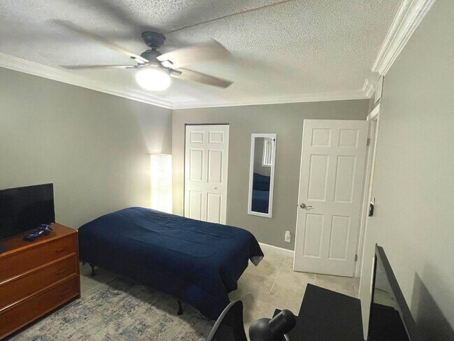 Building Photo - 2805 SW 22nd Ave