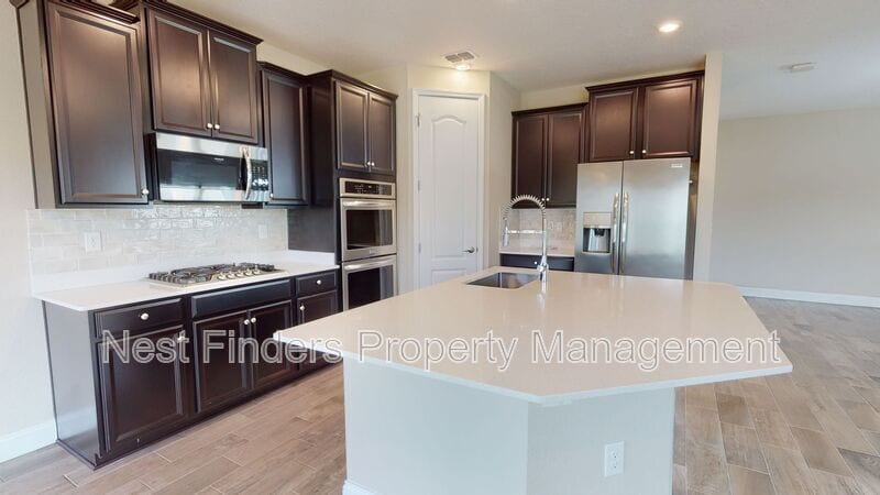 Building Photo - 201 Silver Creek Pl