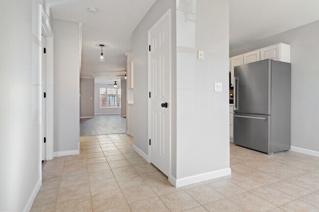 Building Photo - **Applications Pending** Ground-Level 2BR Condo with Community Pool!