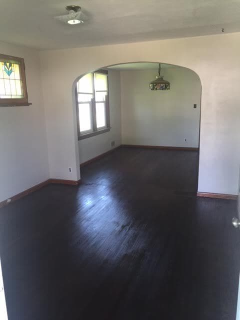 Building Photo - Spacious 2 Bed/1 Bath! Updated Kitchen! Hardwood Floors!