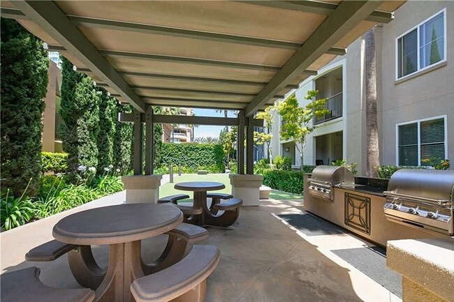 Building Photo - 2174 Scholarship