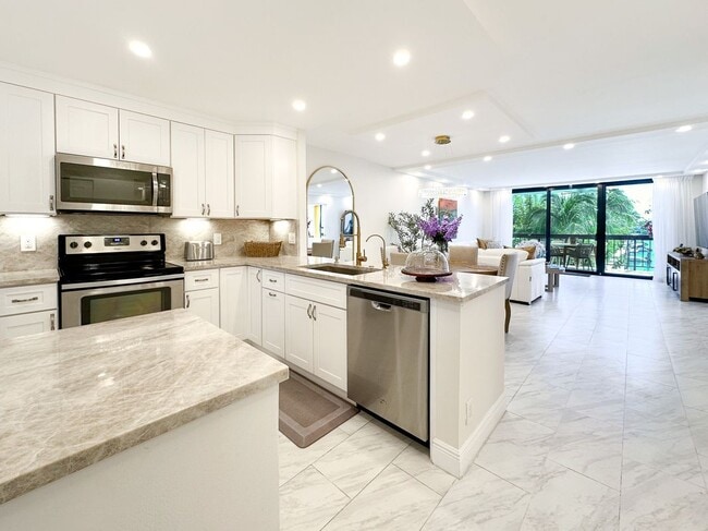 Building Photo - 4800 Bayview Dr